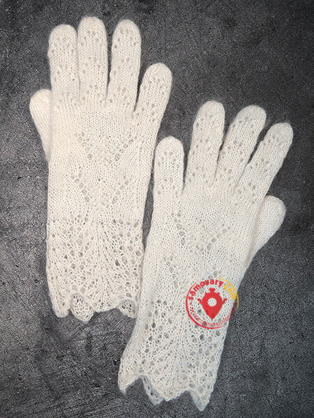 Ажурные пуховые перчатки с бисером (белые)